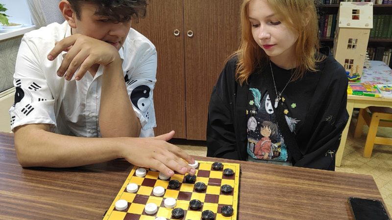 В Краснооктябрьской библиотеке играли в шашки