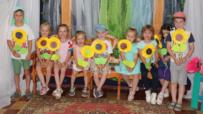 Дороховчане мастерили яркие цветы