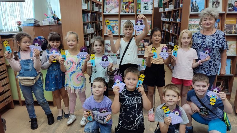 Тучковские школьники перед учебой сделали себе закладки для книг