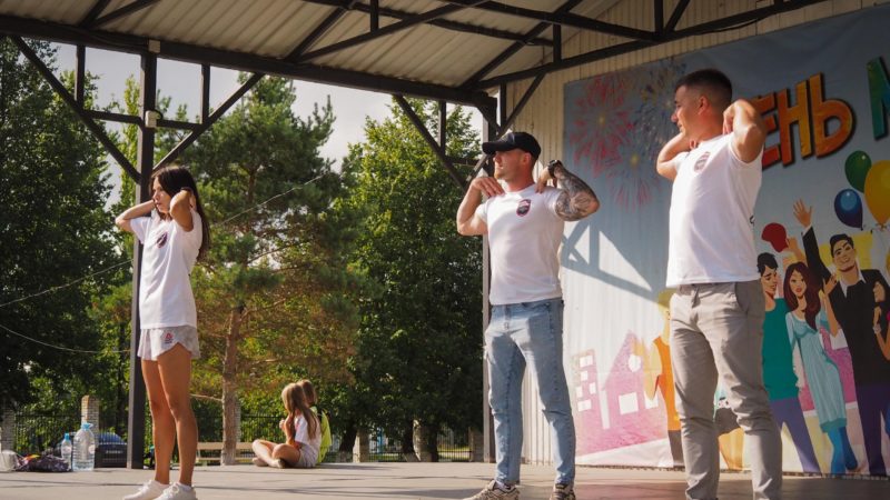 На стадионе «Урожай» прошла зарядка для воспитанников клуба «Каникулы в Молодежке»