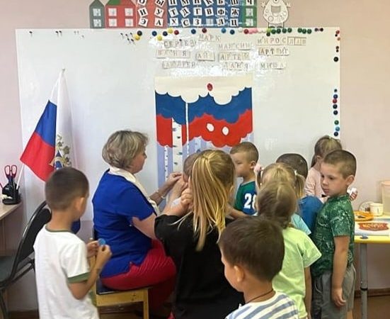 В Колюбакинском детском саду нарисовали российский флаг