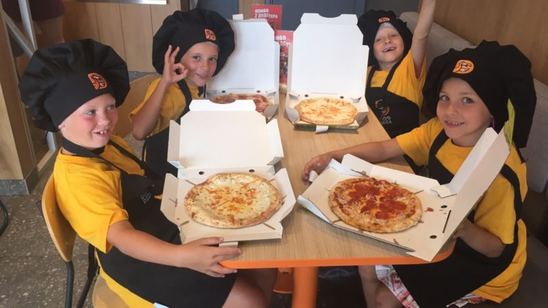 Юные ружане готовят пиццу