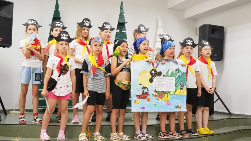 Участники клуба «Каникулы в Молодежке» представили визитные карточки своих отрядов