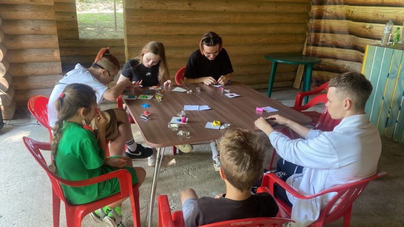 На Городке дети занимались лепкой из пластилина