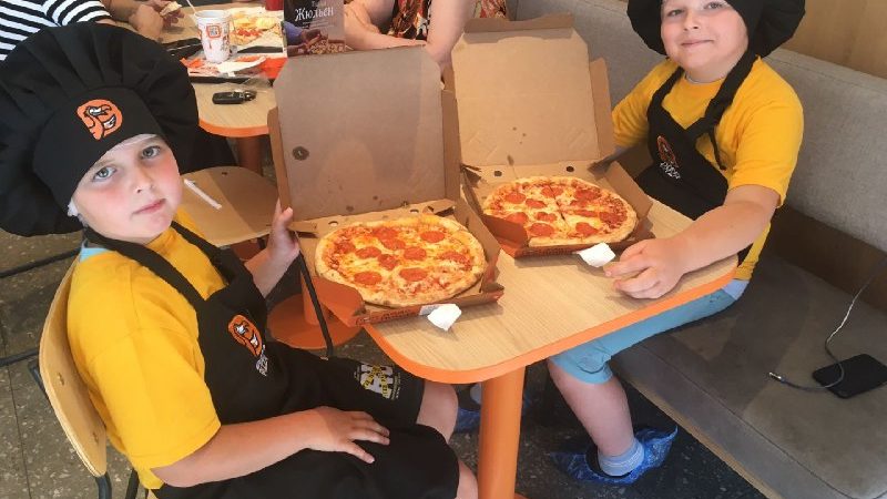 Воспитанники клуба «Каникулы в Молодежке» учатся готовить пиццу