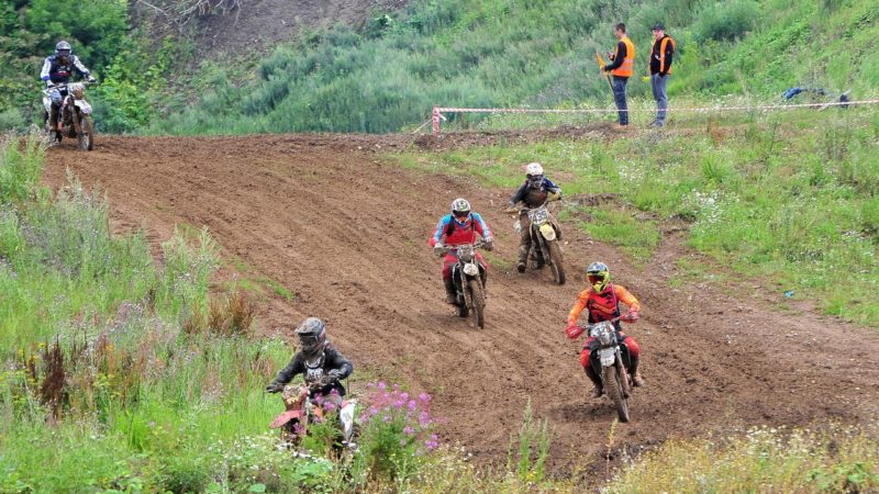 Мотогонка в дисциплине эндуро кросс-кантри – на тучковской трассе