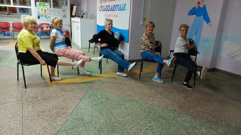 Долголеты занимаются физкультурой