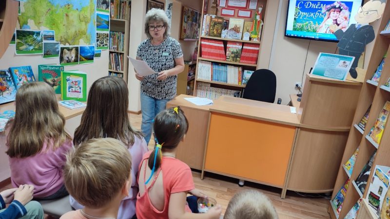 Дружная компания юных тучковцев собралась в библиотеке