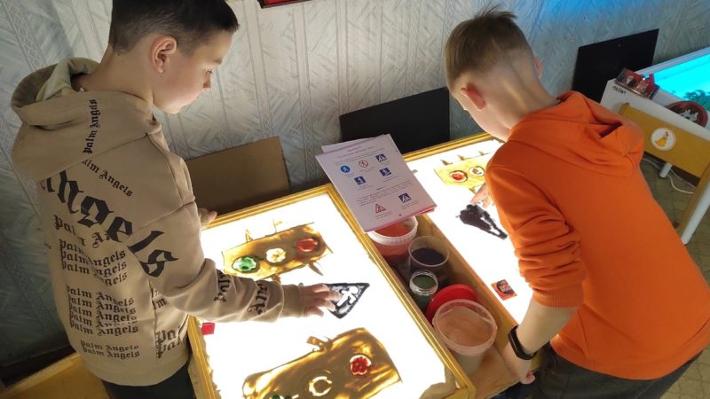 В Краснооктябрьской библиотеке дети выучили и нарисовали дорожные знаки