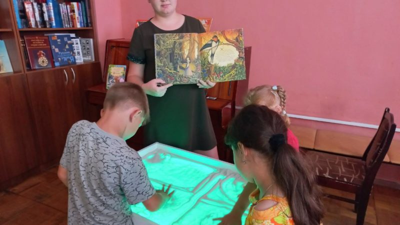 Юные ружане изображали песком персонажей Андерсена