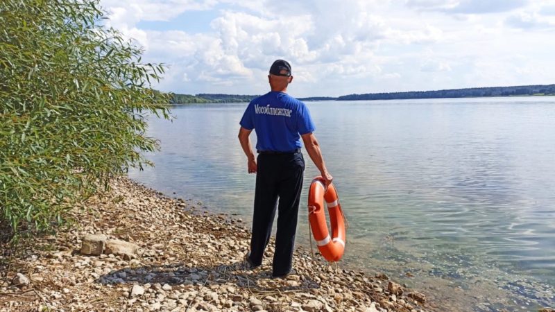 Спасатели разъясняют отдыхающим правила поведения у воды
