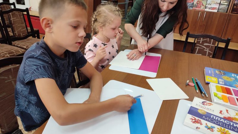 Юные ружане осваивают живопись в библиотеке