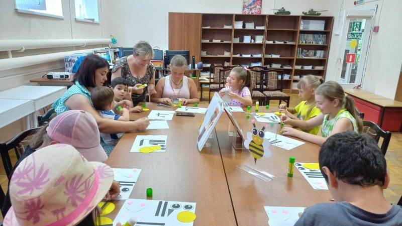 Юные ружане делали картонных пчелок
