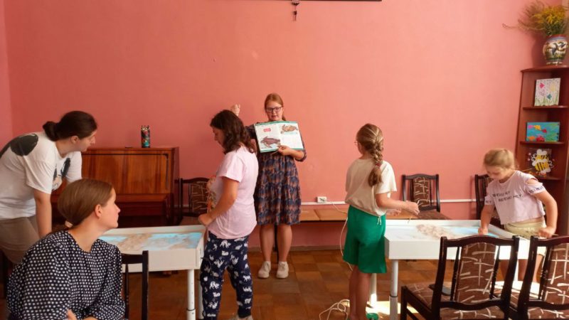 Песочные звери у юных ружан получились как живые