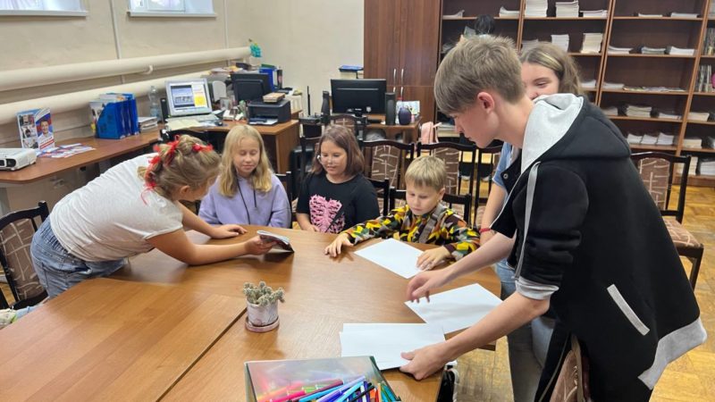 Юные читатели Рузской библиотеки примерили роли художников