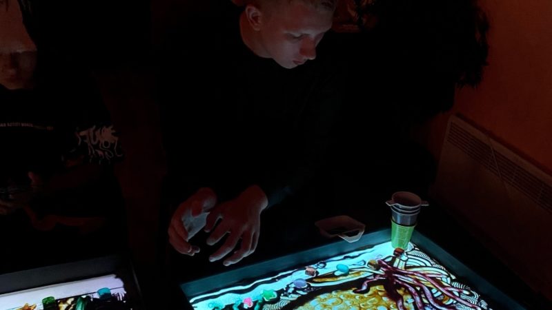 В Воскресенском клубе создавали песочные картины