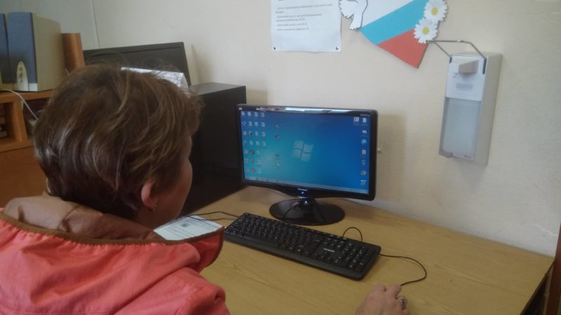 В Орешковской библиотеке учат обращаться с компьютером