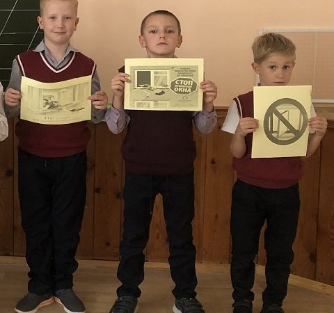 Юных старониколаевцев призвали к осторожности у открытых окон