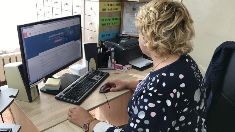 Пенсионеры Никольского осваивают азбуку интернета в библиотеке