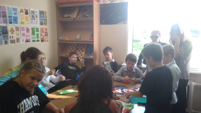 Юные орешковцы делали сумочки для любимых бабушек