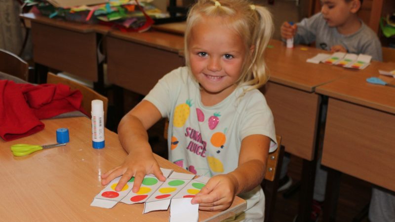 Юные дороховчане мастерили коробочки «Светофор»