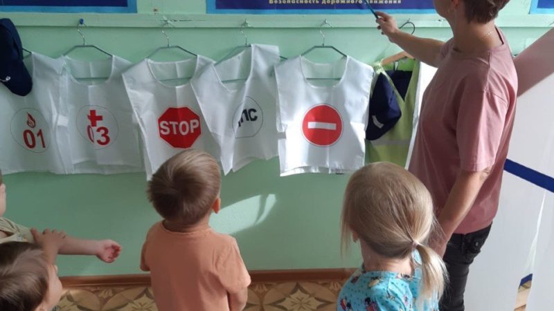 Нововолковские детсадовцы повторили правила поведения на дороге