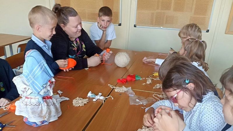 Лидинские школьники мастерили игрушки из лоскутков