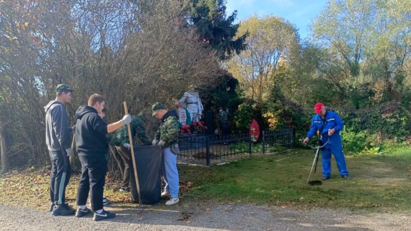 Тучковские студенты провели уборку на братском захоронении