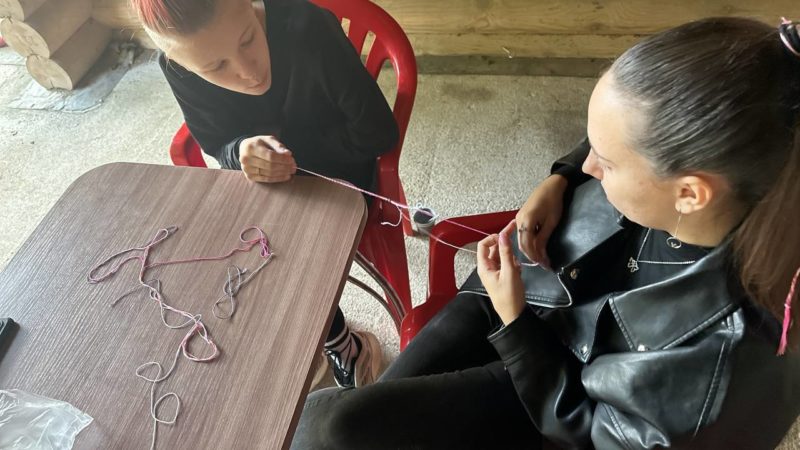 Посетители Городка плели  фенечки