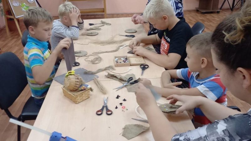 В Воскресенском клубе делали оберег в виде домовенка