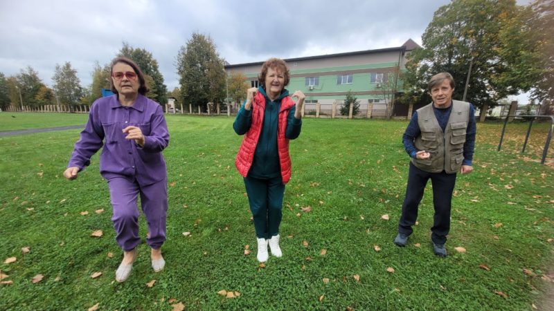 Долголеты, занимайтесь скандинавской ходьбой!
