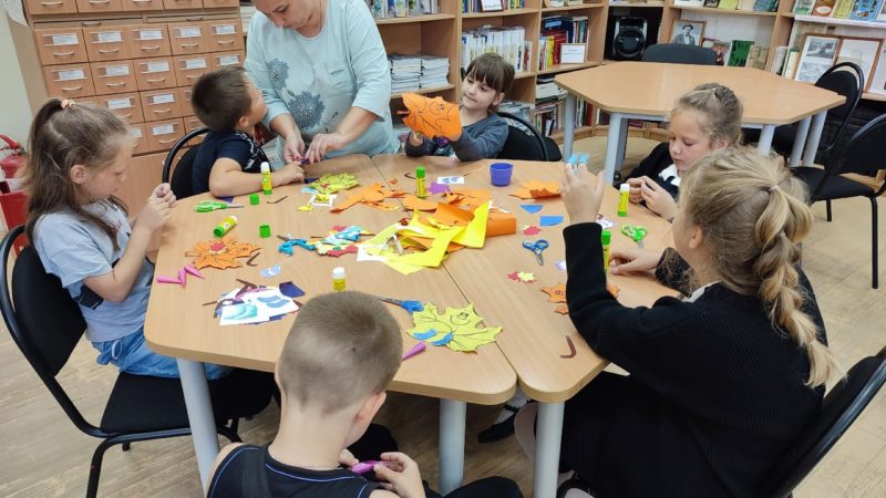 Тучковские школьники зарядились хорошим настроением в библиотеке