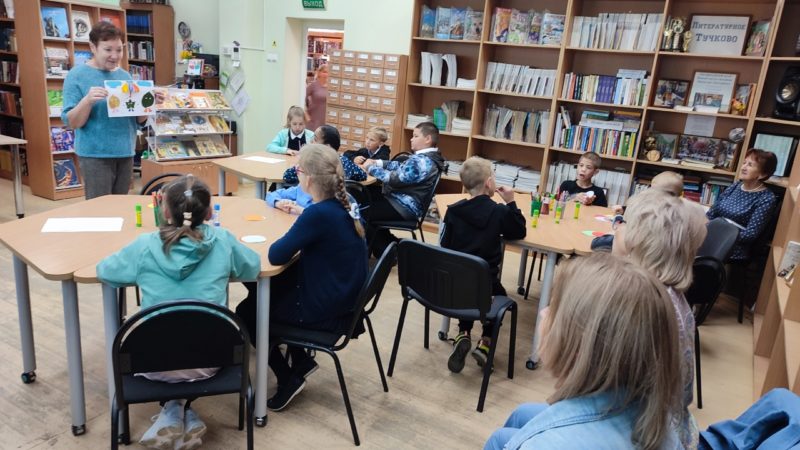 Тучковские школьники реализовывали в библиотеке свои осенние фантазии