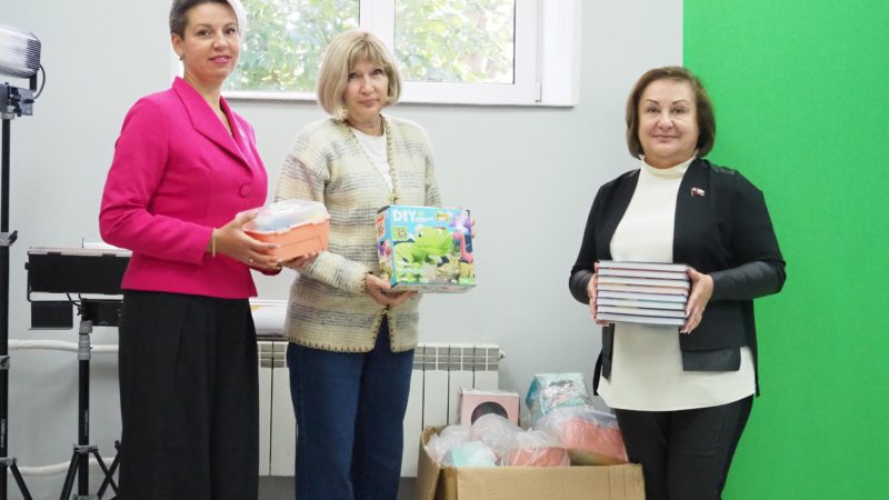 В Молодежку поступили книги для детей Донбасса