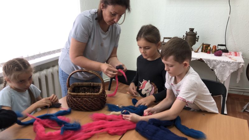 В Тучковской библиотеке – урок валяния из шерсти