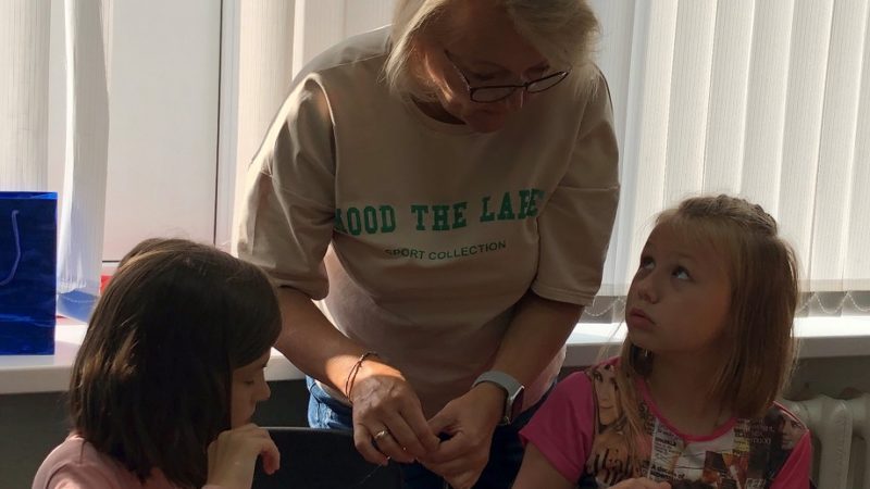 В Тучковской детской библиотеке делают аквариум из бисера