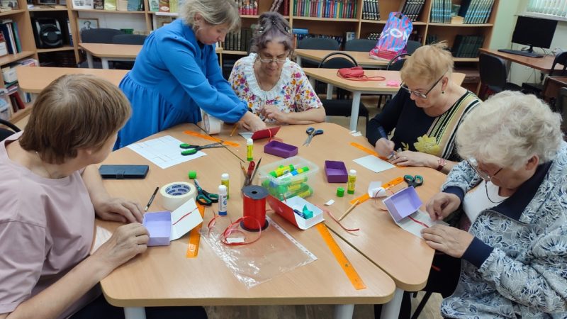 Тучковские пенсионеры делали коробочки в библиотеке