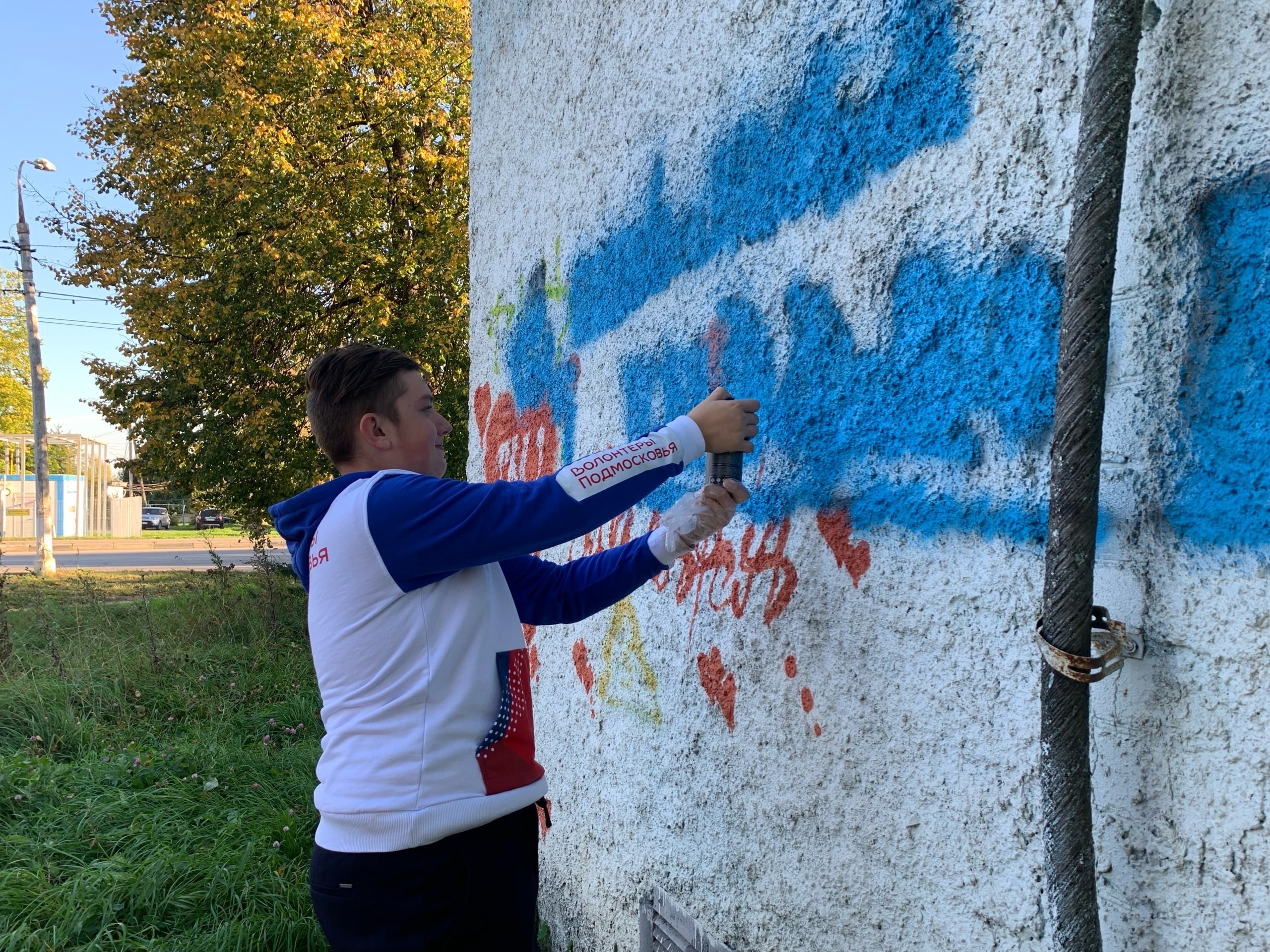 В Рузе закрашивали надписи на зданиях | 26.09.2023 | Руза - БезФормата