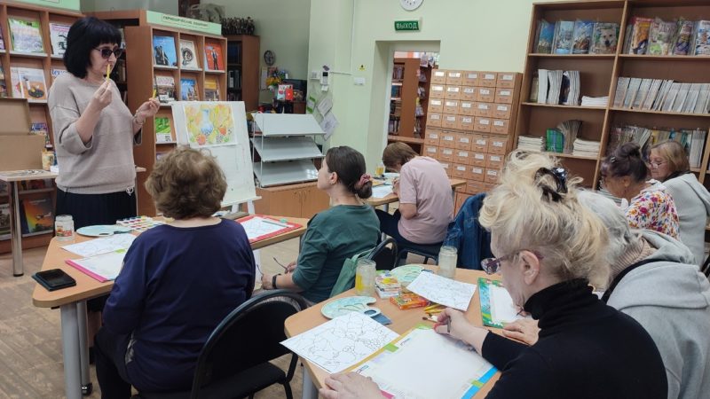В Тучковской библиотеке рисовали натюрморт