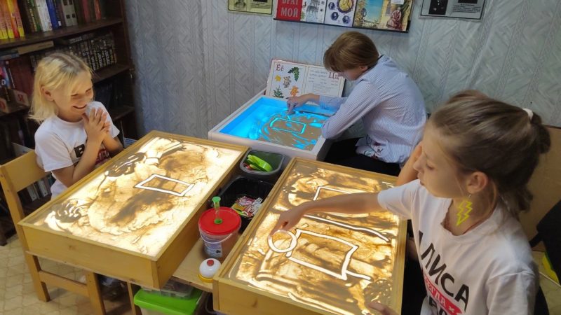 Юные пореченцы рисовали осенние картины песком