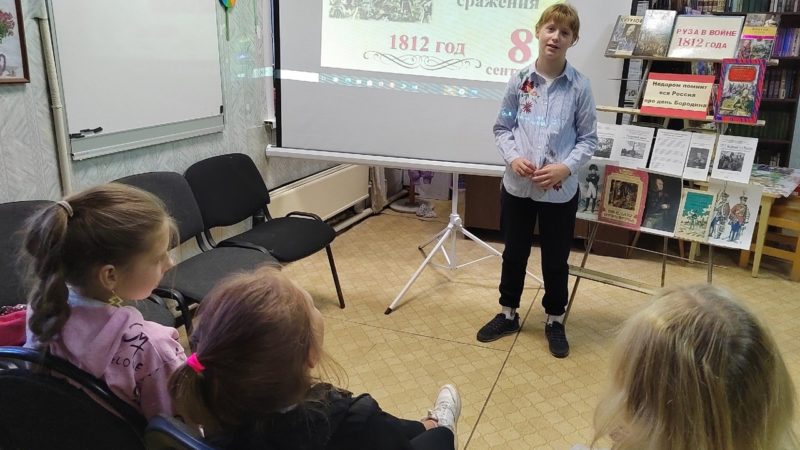«Недаром помнит вся Россия» – патриотический час в Краснооктябрьской библиотеке