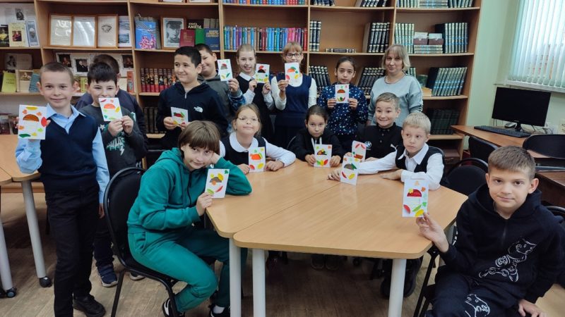 В Тучковской библиотеке делали аппликации «Грибок из ниток»