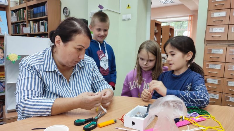 Тучковские ребята мастерили брелоки-человечки