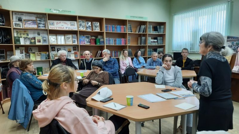 Тучковские литераторы подготовились ко Дню поселка в библиотеке