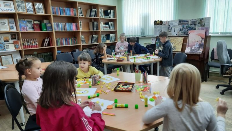 Юные тучковцы делали осенние аппликации