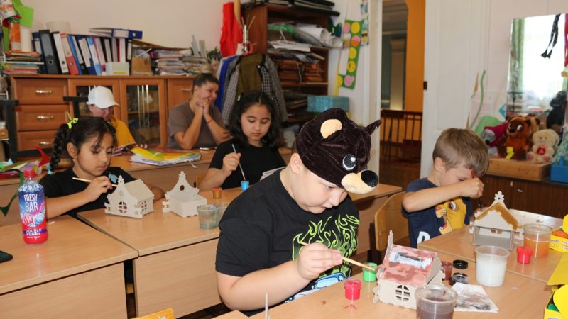 Юные  дороховчане декорировали картонные домики