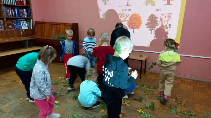 Маленькие ружане путешествовали в лес, не выходя из библиотеки