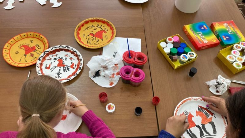 Юные художники Рузы освоили мезенскую роспись