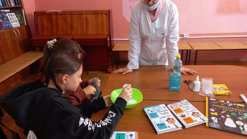 Для юных ружан – эксперименты с жидкостями в библиотеке