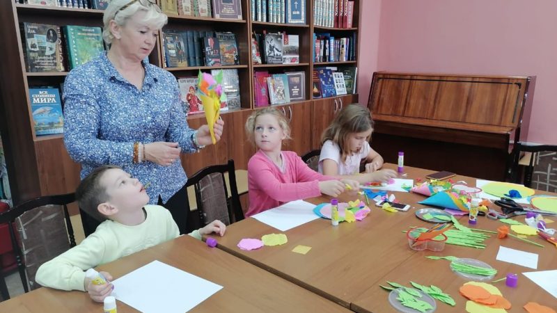 Рузские ребята делали бумажные букеты в библиотеке